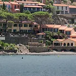 Le Relais Des Trois Mas Hotel 4*