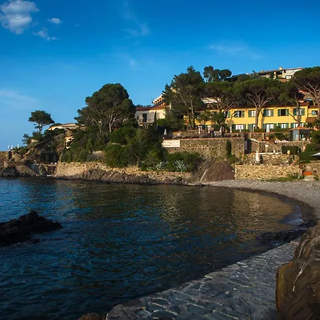 Hotel Le Relais Des Trois Mas 4*