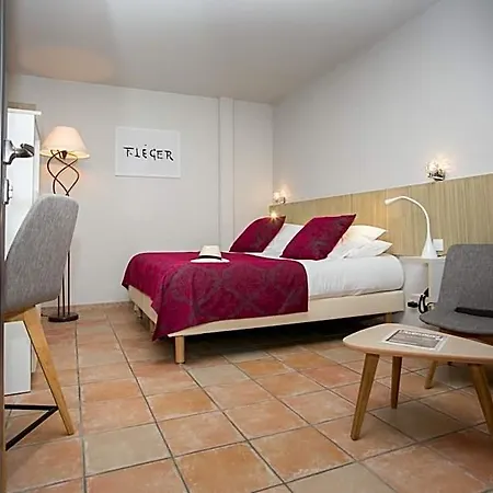 Le Relais Des Trois Mas Hotel 4*