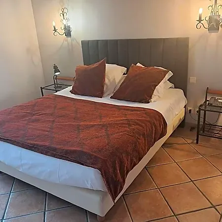 Le Relais Des Trois Mas Hotel 4*