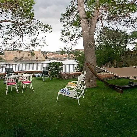Hotel Le Relais Des Trois Mas 4*