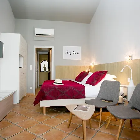 Le Relais Des Trois Mas מלון 4*