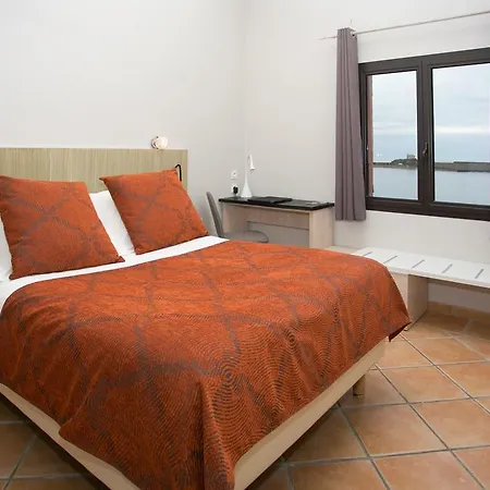 Le Relais Des Trois Mas מלון 4*